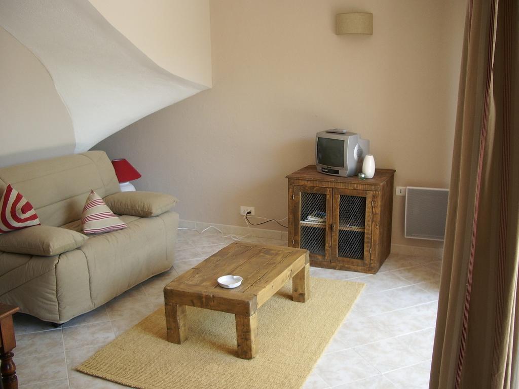 Clermont-lʼHérault Mas De Gorjan B&B 객실 사진